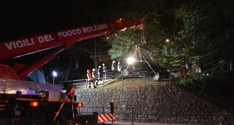 Vuole \"testare\" il fuoristrada, ma imbocca la passeggiata pedonale e finisce contro un albero