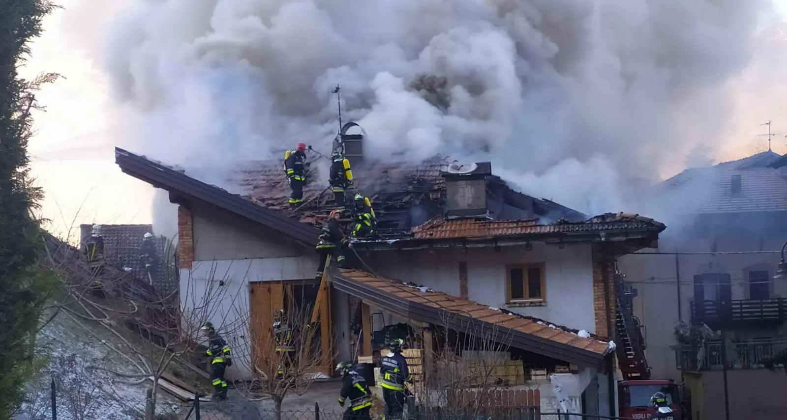 Vigo di Ton, il tetto dell'abitazione va a fuoco
