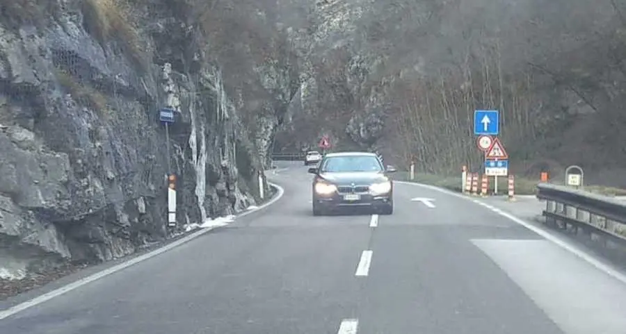 Bus de Vela, auto in contromano: scontro evitato