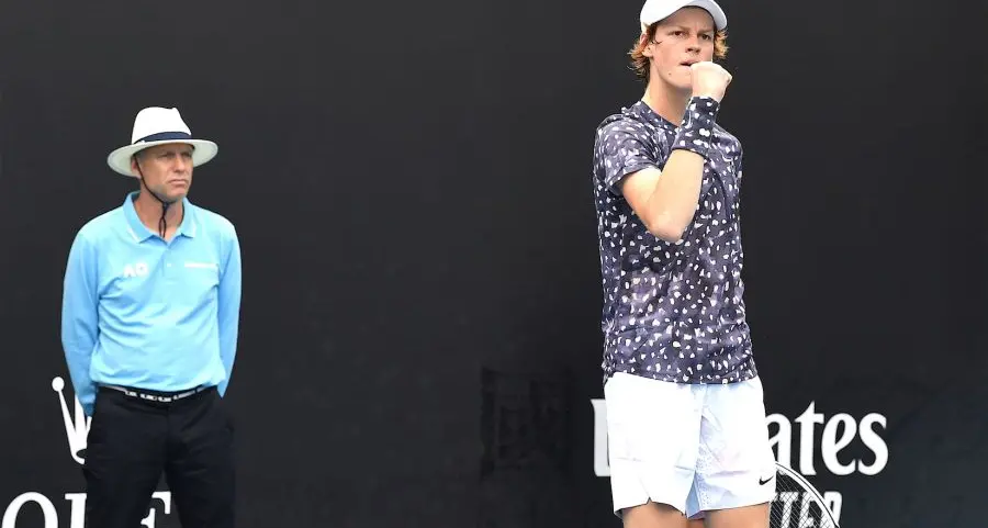Cinque minuti per un altro record, prima vittoria di Sinner nel main draw di uno Slam