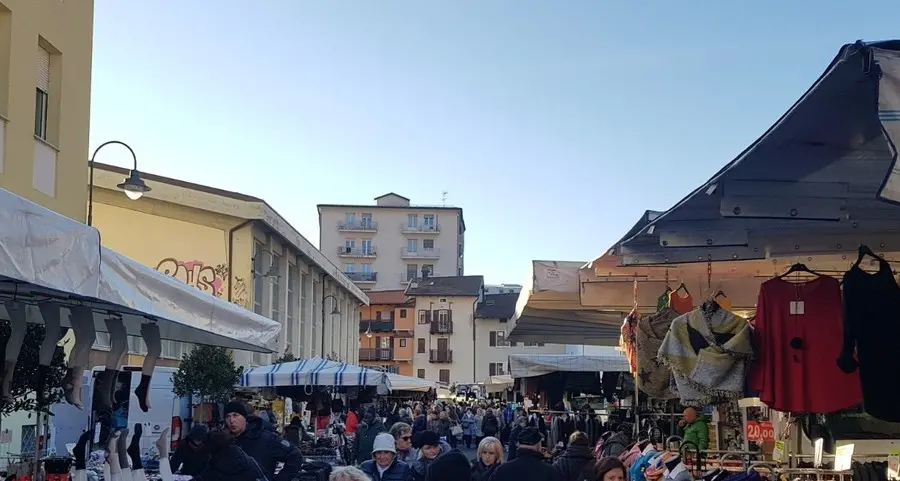 Via Esterle, dopo i lavori tornano le bancarelle