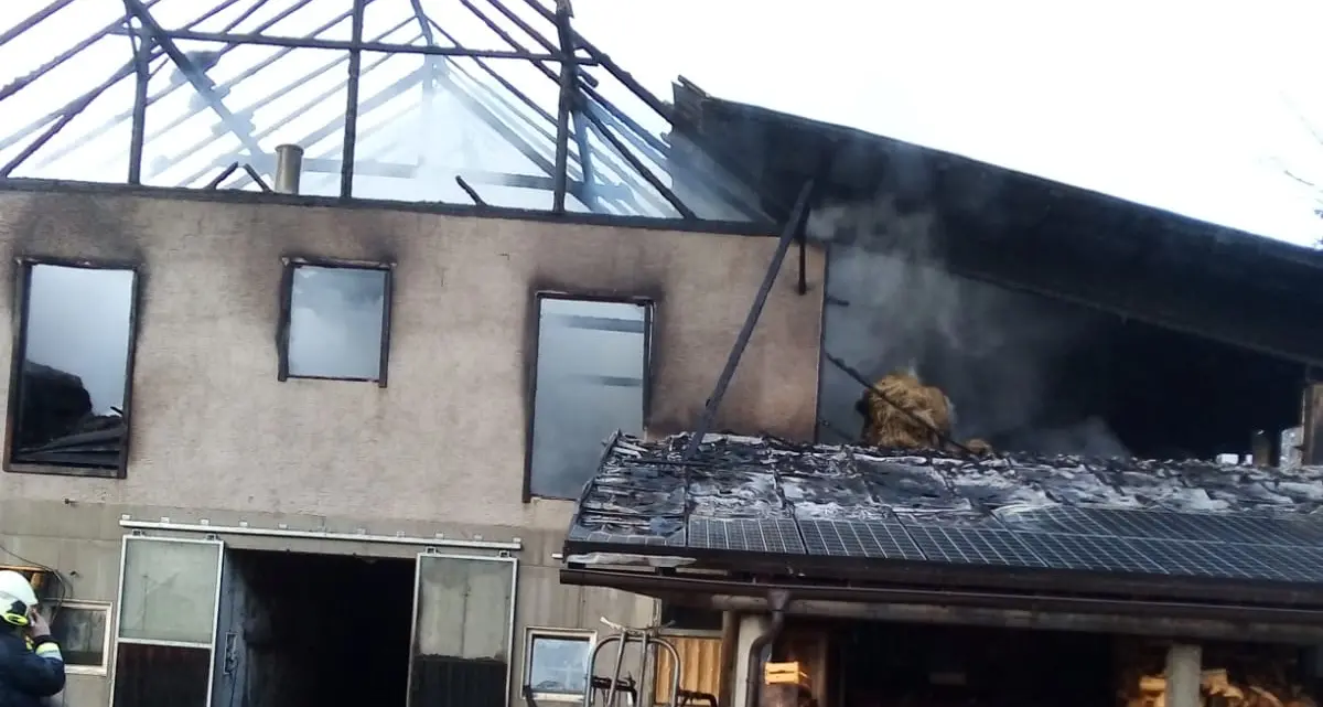 Prato allo Stelvio, tetto di un fienile distrutto dalle fiamme
