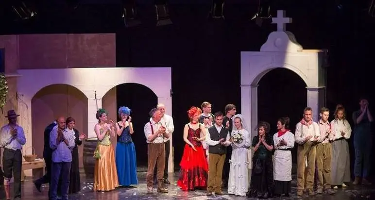 Benvenuti a Baluk apre la rassegna al teatro di Tuenno