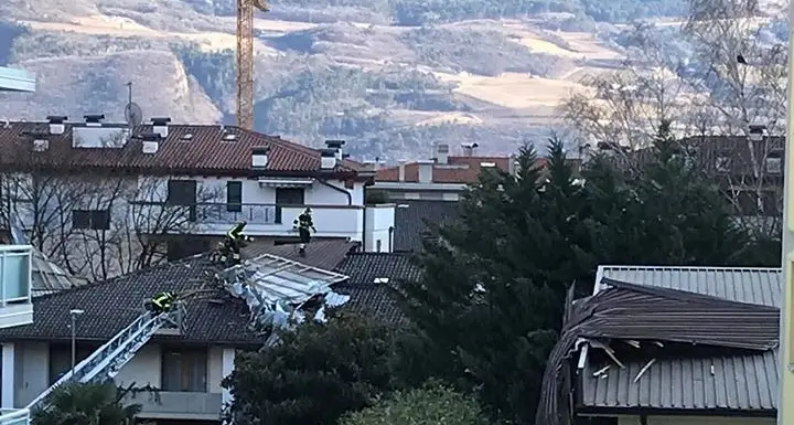 Troppo vento, sulle Dolomiti chiudono gli impianti sciistici, scoperchiata una casa a Mezzolombardo