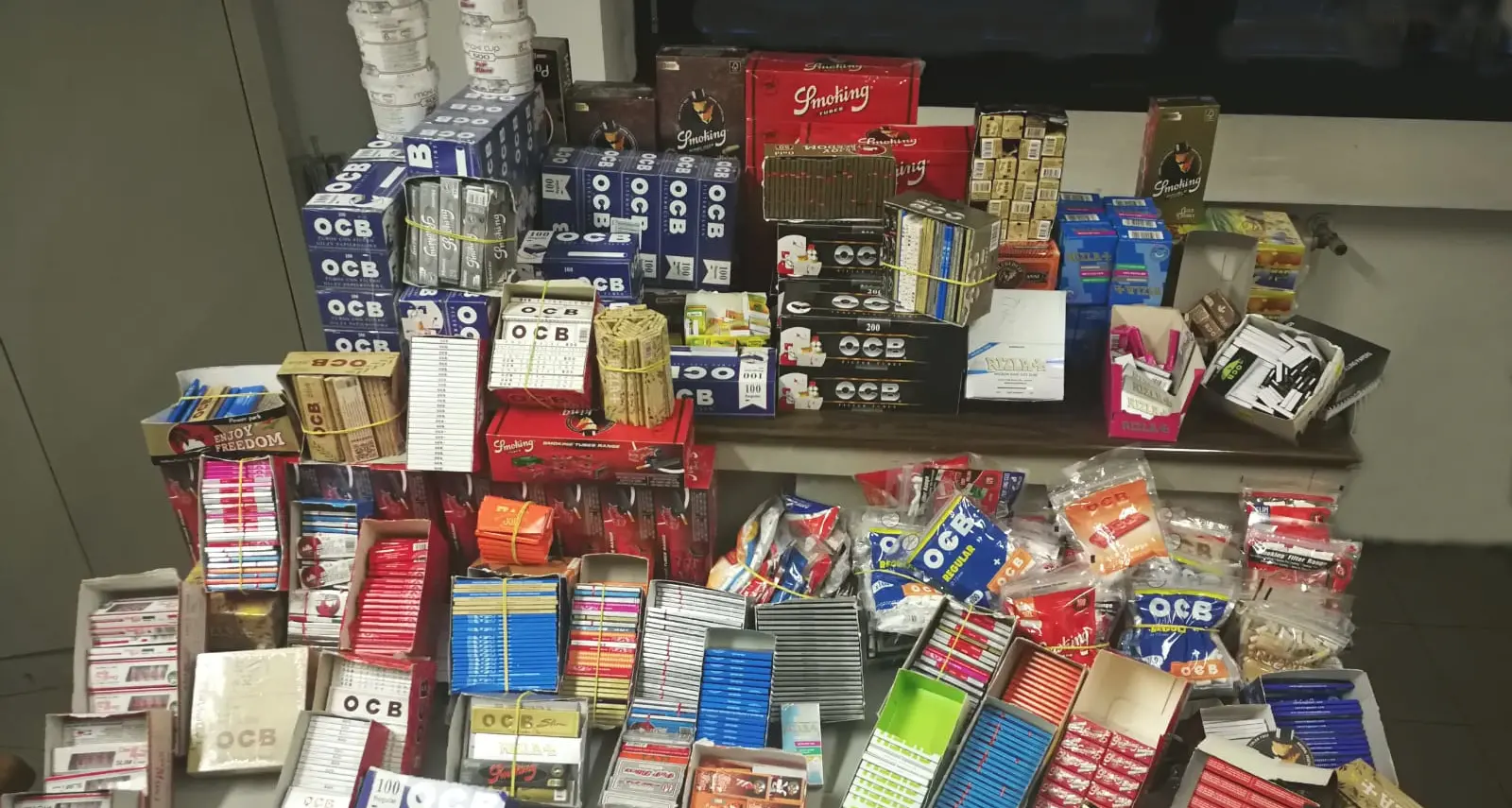 La Finanza sequestra migliaia di cartine e filtri per sigarette in vendita senza autorizzazione
