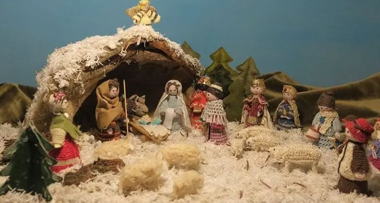 Tesero, premiato il presepe fatto a maglia