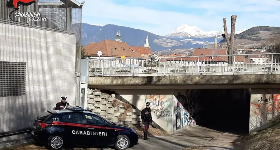 Scippano una donna sulla ciclabile a Bressanone, due arresti