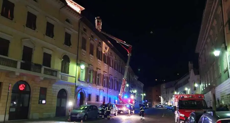 Torretta di palazzo Maffei con crepe: pompieri in azione