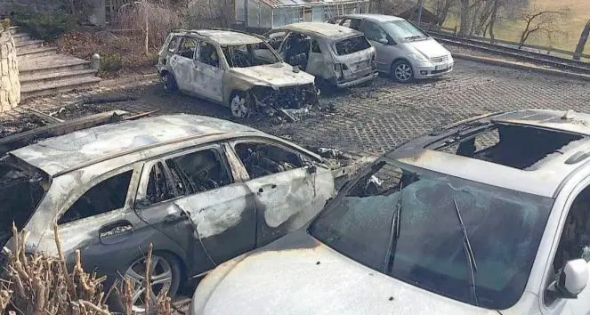 Rogo distrugge cinque auto nel parcheggio di un albergo a Soprabolzano