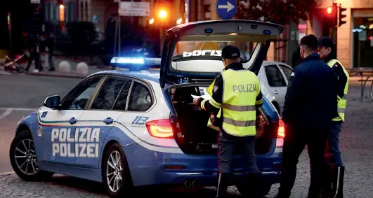 «Violentata fuori dalla discoteca», indaga la polizia