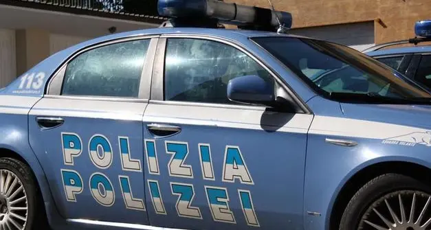 Bolzano, rompono la vetrina di un bar con una spranga: arrestati in due