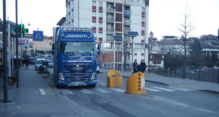 Cles, lo spartitraffico che fa adirare i camionisti