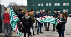 Rovereto, dipendenti Adler senza prospettive di lavoro: picchetto davanti alla fabbrica
