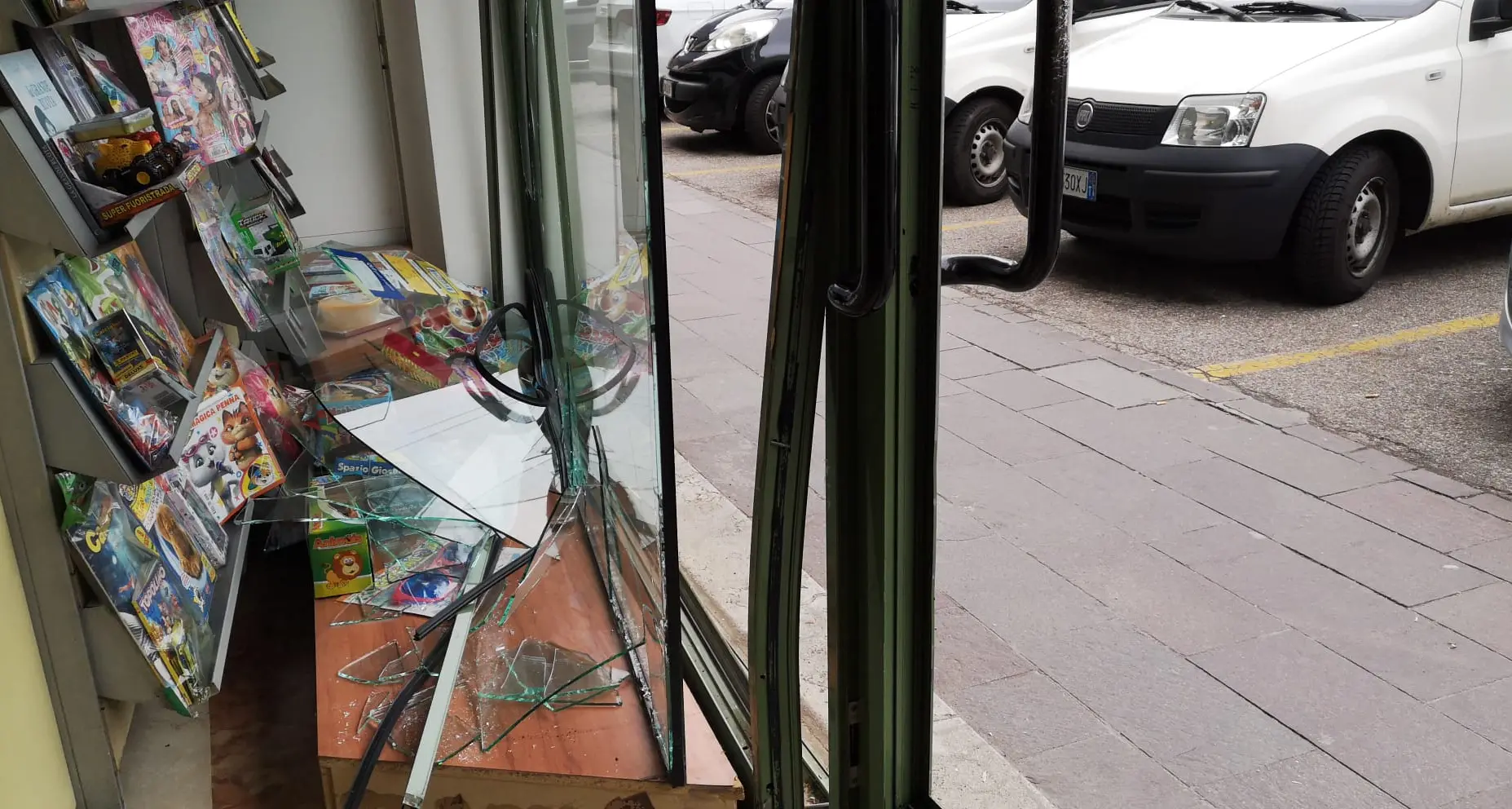 Trento, spaccata in tabaccheria: i ladri usano l'auto come ariete e portano via una slot machine