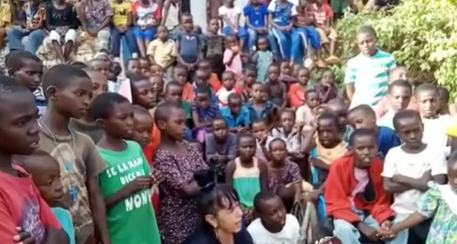 I bambini in Kenya cantano per i volontari trentini