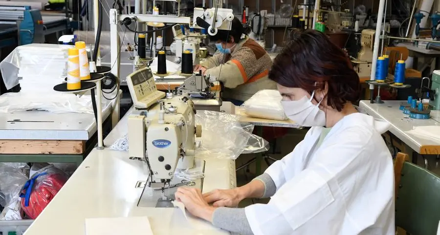 Coronavirus, produzione di mascherine, convertita azienda di abbigliamento sportivo