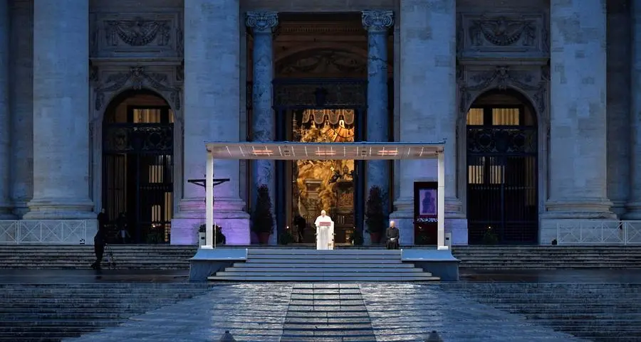 Coronavirus, il grido del Papa: \"Signore, non lasciarci in balia della tempesta\"