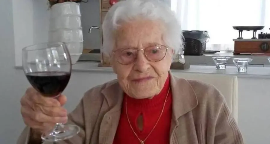 Petrina Lorenzi festeggia 102 anni e brinda col vino