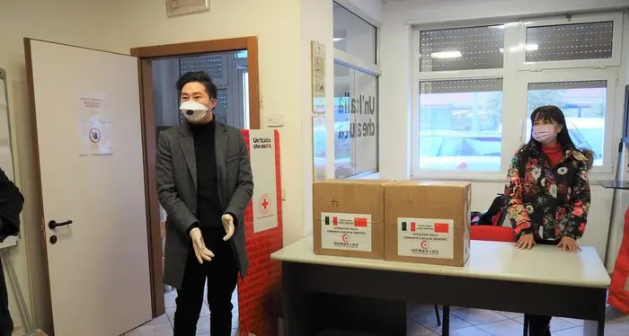 Coronavirus, Associazione Cinese Trentino dona 10.000 mascherine a Cri