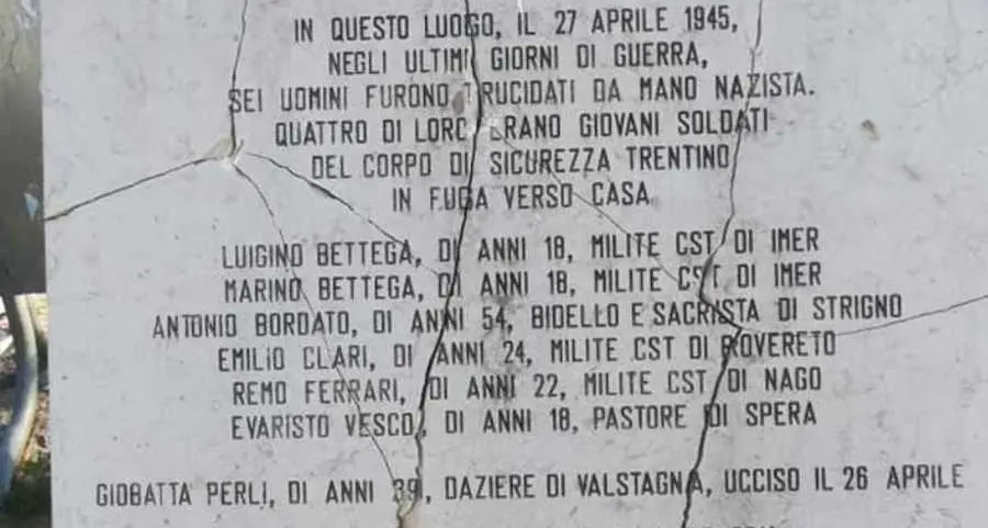 Fatta a pezzi la targa che ricorda l’eccidio nazista