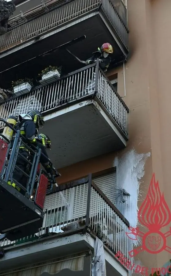 Piccolo incendio sul terrazzo: pompieri in azione