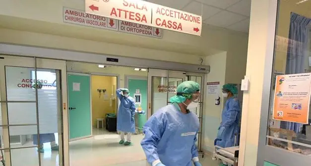 Coronavirus, l'allarme degli infermieri: turni insostenibili e assistenza territoriale indebolita