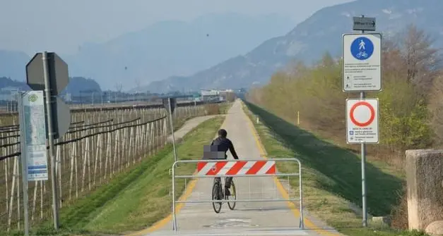Coronavirus a Trento, 4 persone bloccate sulla ciclabile. Porta le sigarette a un amico: multato
