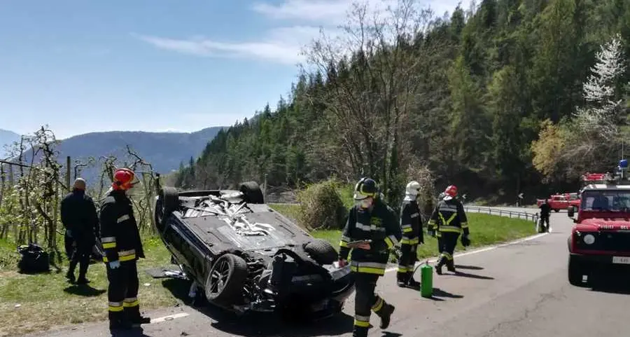 Perde il controllo dell’auto e si ribalta sulla Sp a Preghena