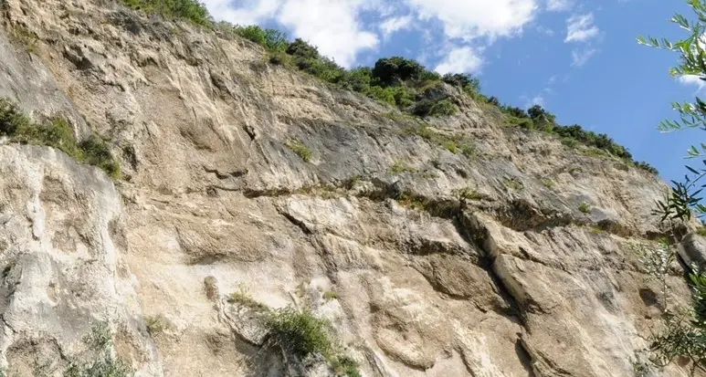 Grosso pilastro di roccia minaccia la Grotta
