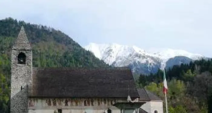 Coronavirus, Pinzolo si riuniscono per una preghiera di gruppo al cimitero, sanzionati