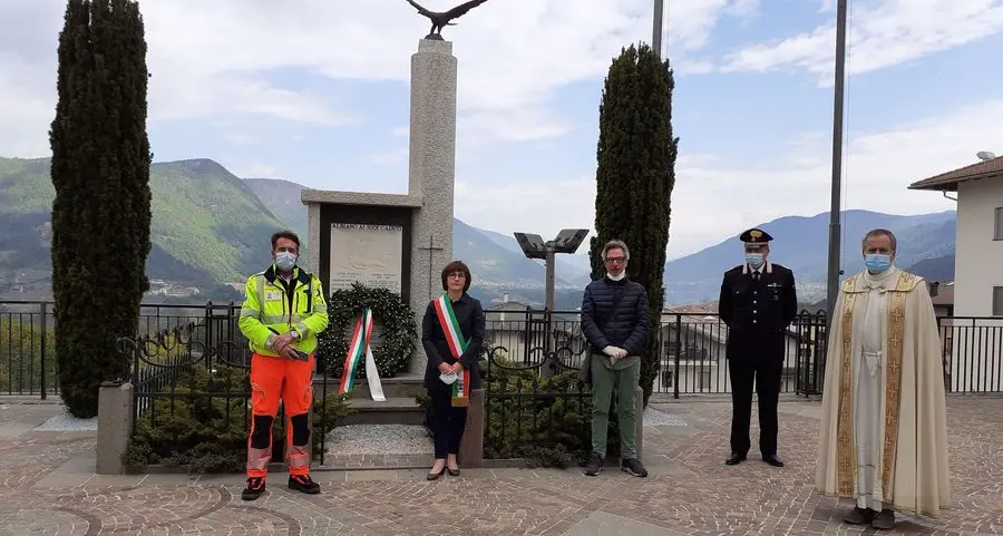 Corona d’alloro per i Caduti e riflessioni per i vivi