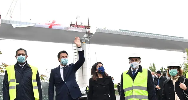 Genova, ponte finito, Conte: \"Da qui una luce che dà speranza all'Italia intera\"
