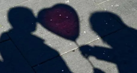 \"Congiunti miei\": mandateci i selfie dei vostri incontri con la mascherina