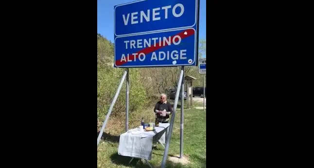 Festeggia il compleanno con la madre al confine fra Trentino e Veneto