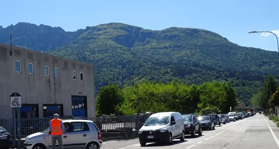 La città si è messa in coda per gettare i rifiuti al Crm