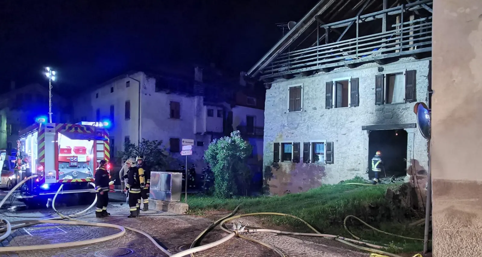 Bolbeno, incendio in casa, uomo salvato dai vigili del fuoco