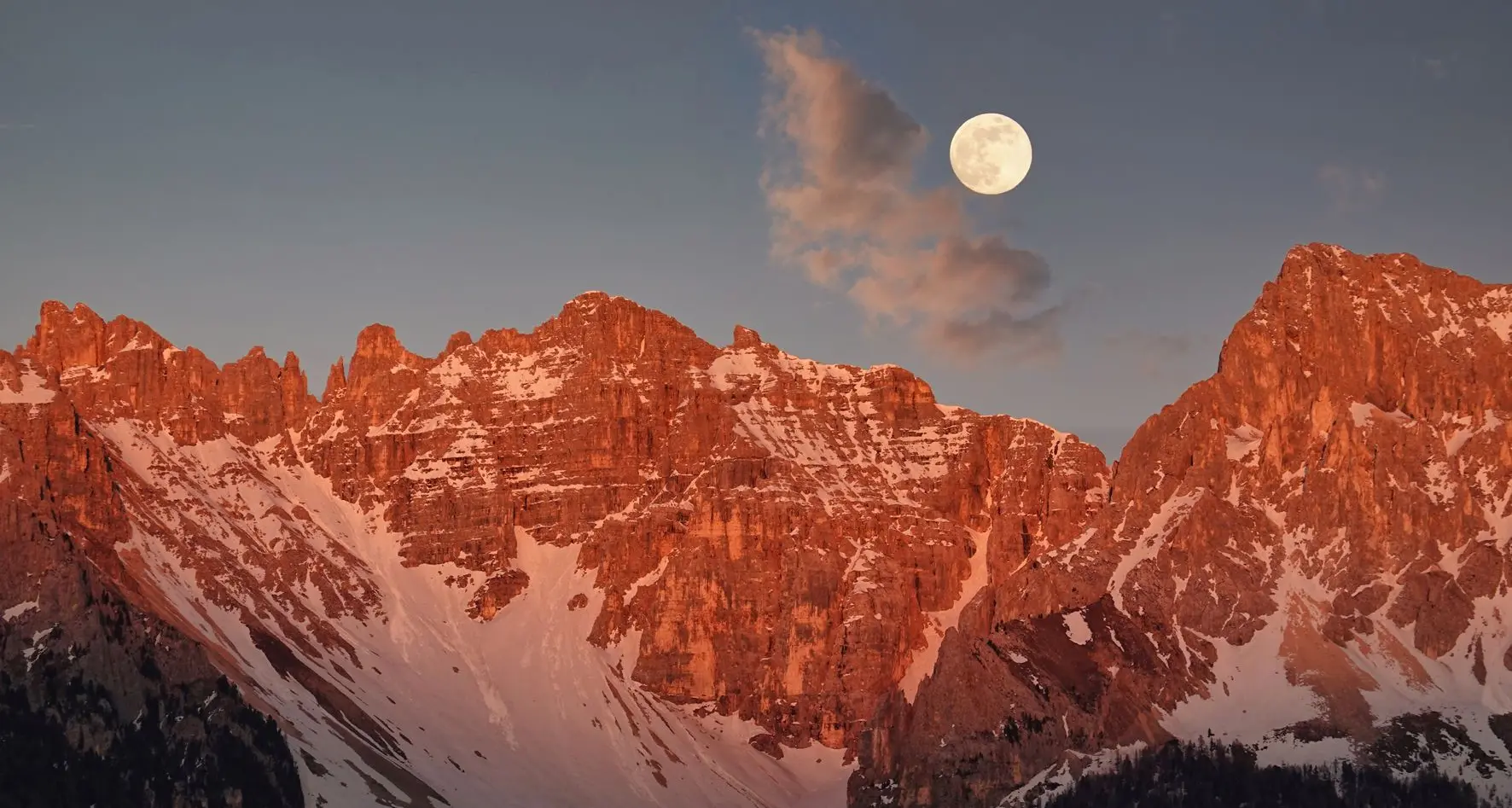 La luna sopra il Latemar: lo spettacolo dell'enrosadira