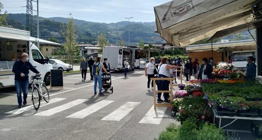 Ieri il primo mercato con alimentari e fiori
