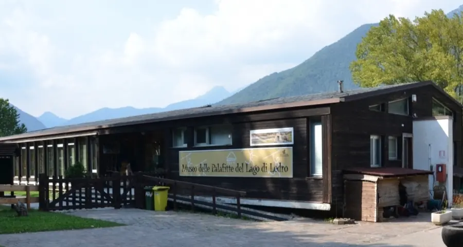 “Nelle grotte per disegnare”, il Museo delle Palafitte racconta