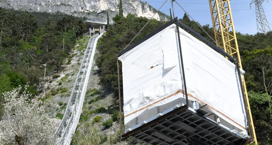 La cabina in cristallo è pronta per il collaudo