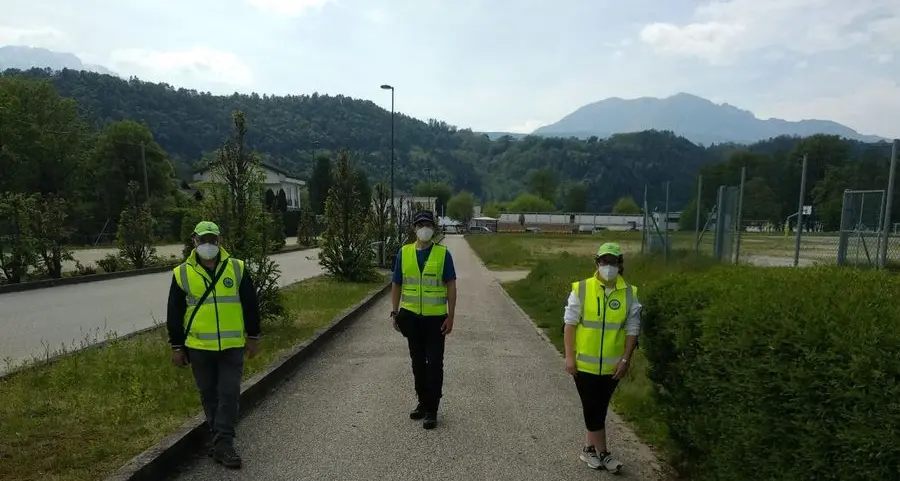 Volontari per l’ambiente in servizio in riva al lago