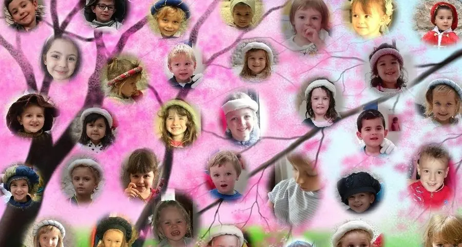 Gli arcobaleni dei bimbi sul muro del Comune