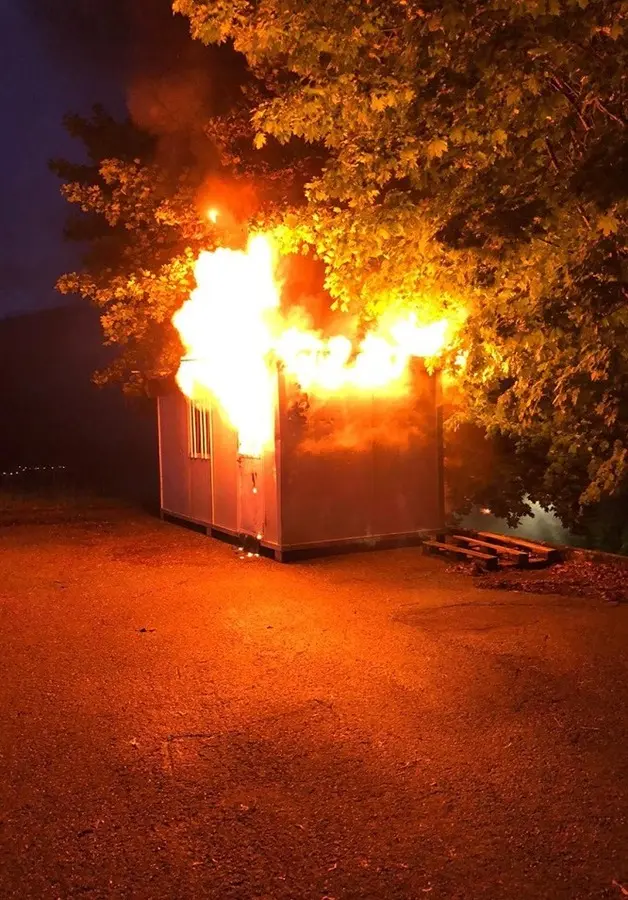 A Sporminore a fuoco la baracca dei pattinatori