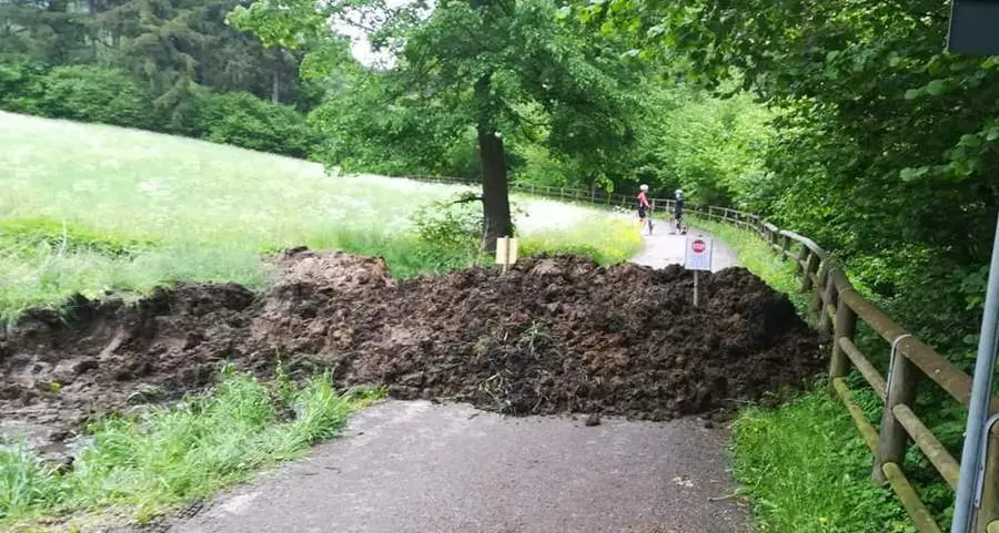 Lite sul terreno, in Val Pusteria contadino getta letame sulla ciclabile