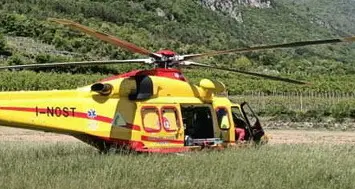 Cade in bici, trauma facciale
