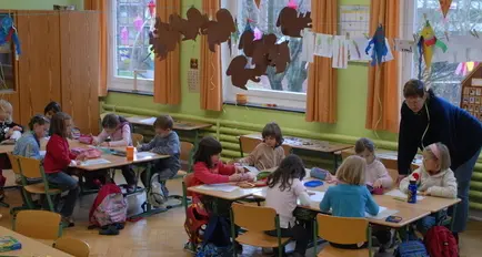 Alla materna bimbi con la mascherina in piccoli gruppi. Si apre a metà giugno