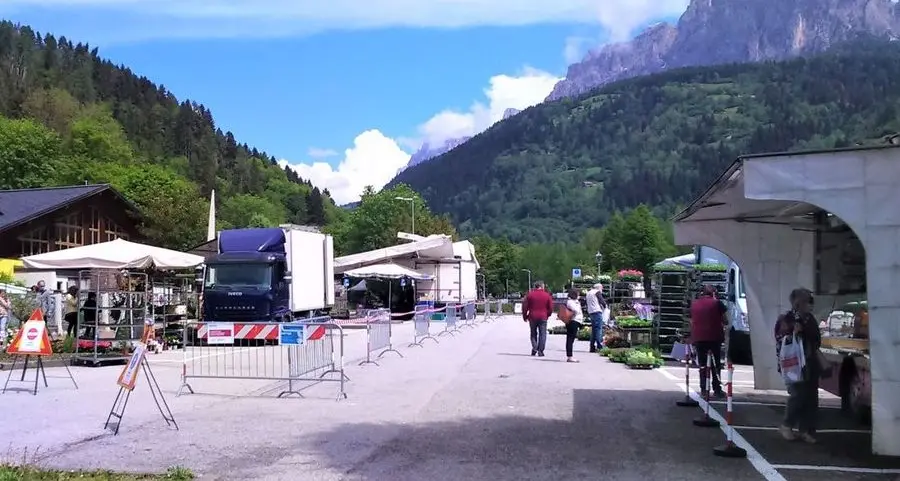 Transenne e nastri per un mercato in piena sicurezza