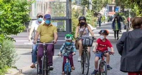 I pediatri: «I bambini non possono portare la mascherina per 8 ore»