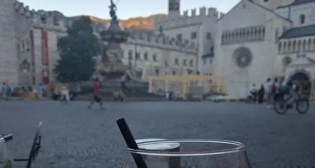 Tavolini di bar e ristoranti, a Trento via libera all'ampliamento degli spazi