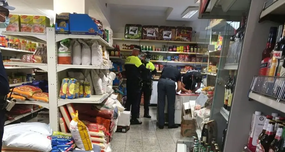 Trento, piazza della Portela, sospesa per 30 giorni la licenza del minimarket